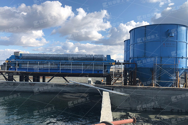 污泥處理設(shè)備帶式壓濾機多少錢，處理量能上去嗎？